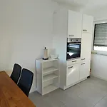 - Geisweid Work And Neu Modernisiert 3 Schlafzimmer Badezimmer Wohnzimmer Balkon Siegen