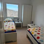 - Geisweid Work And Neu Modernisiert 3 Schlafzimmer Badezimmer Wohnzimmer Balkon Siegen