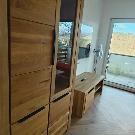 - Geisweid Work And Neu Modernisiert 3 Schlafzimmer Badezimmer Wohnzimmer Balkon