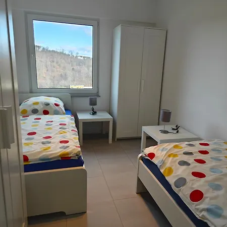 - Geisweid Work And Neu Modernisiert 3 Schlafzimmer Badezimmer Wohnzimmer Balkon Siegen