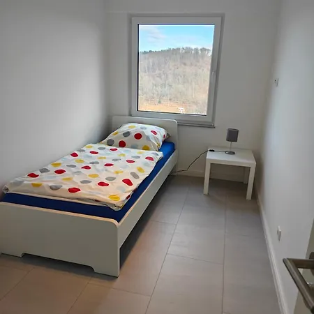 - Geisweid Work And Neu Modernisiert 3 Schlafzimmer Badezimmer Wohnzimmer Balkon Siegen
