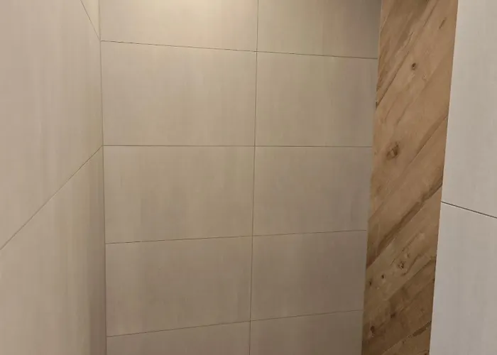 - Geisweid Work And Neu Modernisiert 3 Schlafzimmer Badezimmer Wohnzimmer Balkon Siegen