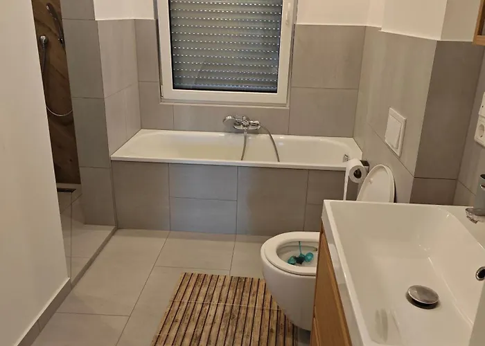 - Geisweid Work And Neu Modernisiert 3 Schlafzimmer Badezimmer Wohnzimmer Balkon Siegen