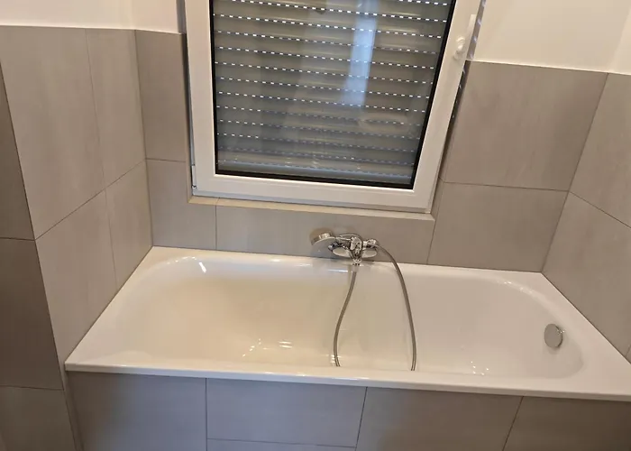 - Geisweid Work And Neu Modernisiert 3 Schlafzimmer Badezimmer Wohnzimmer Balkon Lägenhet Siegen