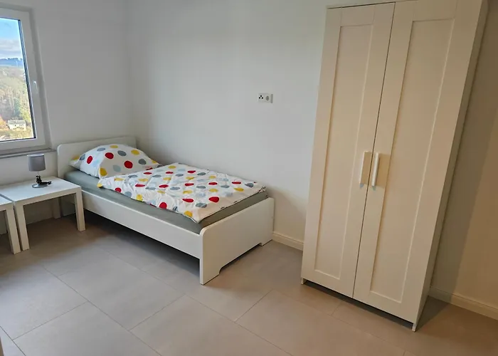 - Geisweid Work And Neu Modernisiert 3 Schlafzimmer Badezimmer Wohnzimmer Balkon Siegen