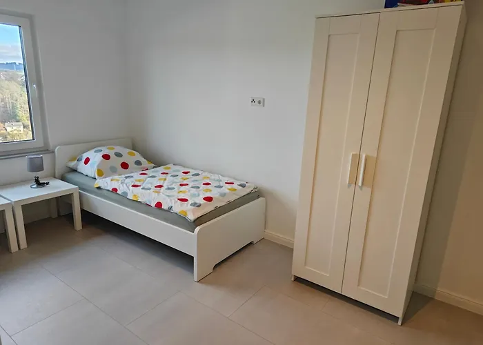 - Geisweid Work And Neu Modernisiert 3 Schlafzimmer Badezimmer Wohnzimmer Balkon Siegen