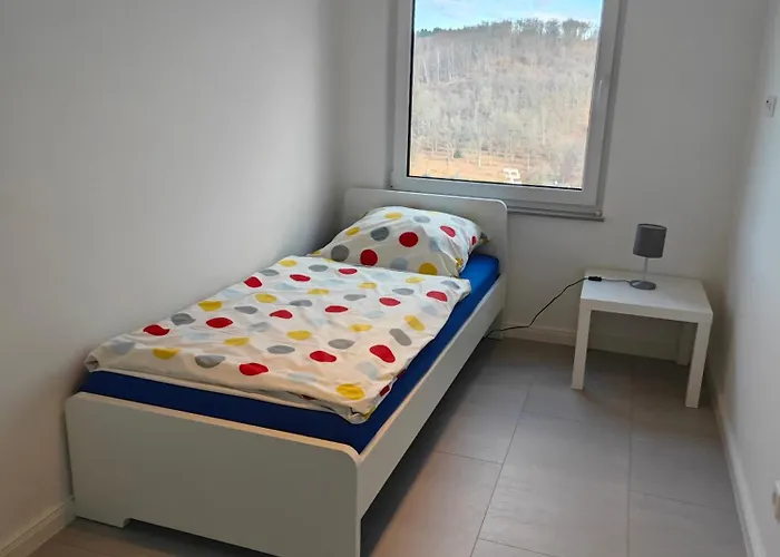 - Geisweid Work And Neu Modernisiert 3 Schlafzimmer Badezimmer Wohnzimmer Balkon