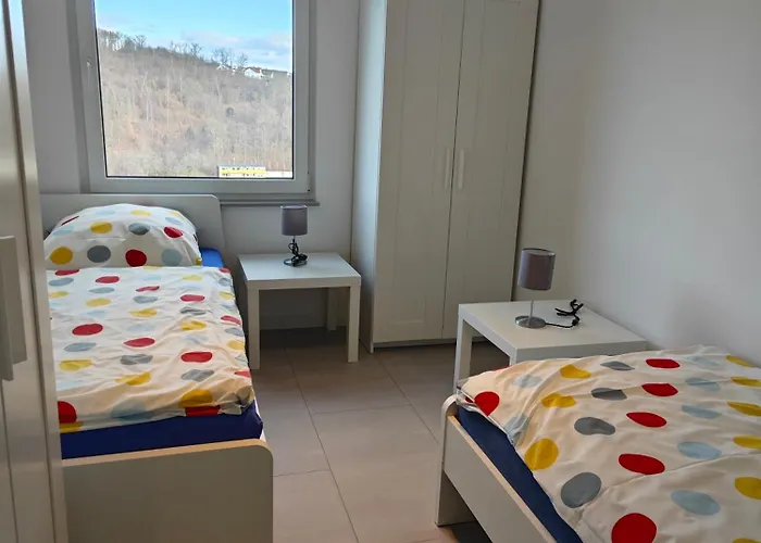 - Geisweid Work And Neu Modernisiert 3 Schlafzimmer Badezimmer Wohnzimmer Balkon