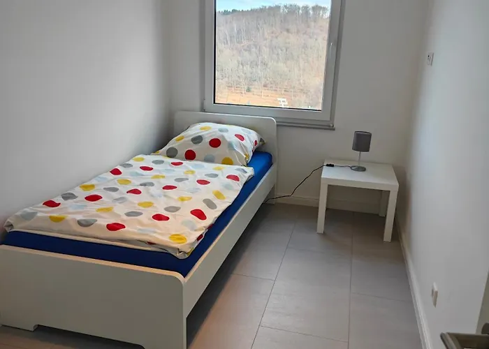 - Geisweid Work And Neu Modernisiert 3 Schlafzimmer Badezimmer Wohnzimmer Balkon Siegen